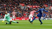 Alvaro Morata menjadi pusat perhatian di pekan keenam. Hat-trick yang dia bikin menjadi penentu kemenangan 4-0 Chelsea atas Stoke Ciity. (Foto: Craig Brough/Action Images via Reuters)
