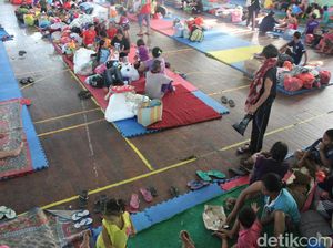 Gunung Agung Awas, 8 .000 Jiwa Mengungsi di GOR Swacepura Klungkung