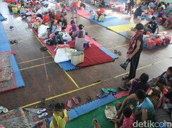 Gunung Agung Awas, 8 .000 Jiwa Mengungsi di GOR Swacepura Klungkung