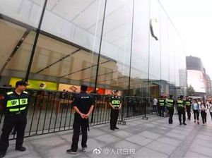 Miris, Pengantre iPhone 8 Sama Banyak dengan Satpam Miris, Pengantre iPhone 8 Sama Banyak dengan Satpam