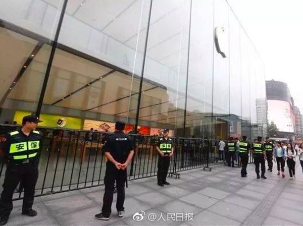Miris, Pengantre iPhone 8 Sama Banyak dengan Satpam