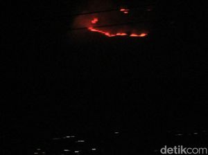 Sulit Padamkan Api di Gunung Salasih, Petugas Andalkan Embun