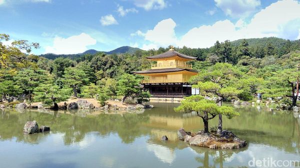 Foto: Kemilau Kuil Emas di Jepang