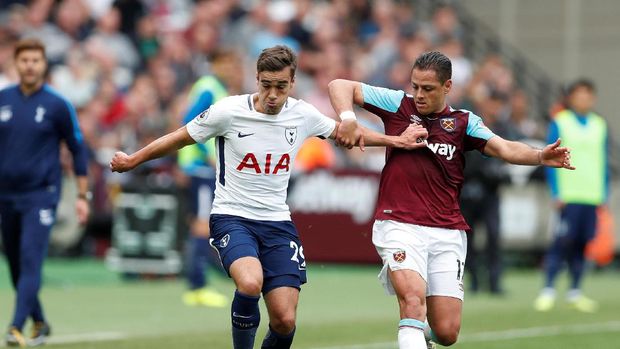 Javier Hernandez membuak rekening gol untuk West Ham United