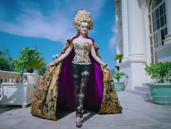 Foto: Penampilan Seksi Agnez MO Pakai Batik dan Kebaya di Video Klip Terbaru