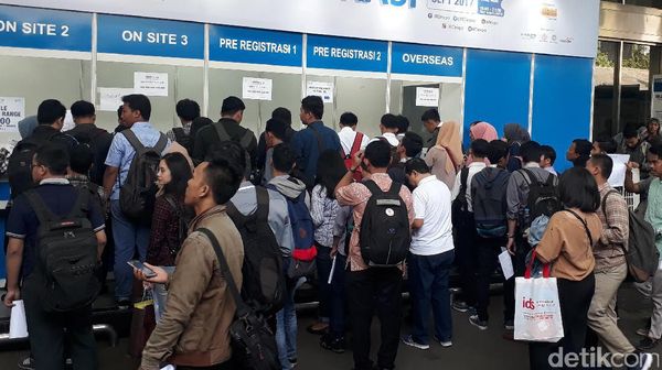 Penampakan Ratusan Pencari Kerja di Akhir Pekan