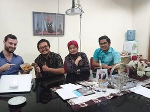 Ojek Bule, Hobi Naik Bemo dan Ingin Bikin Mamanya Bangga Ojek Bule, Hobi Naik Bemo dan Ingin Bikin Mamanya Bangga