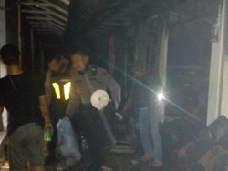 Perjuangan Polisi dan PMK Selamatkan Belasan Kios Pasar Benpas