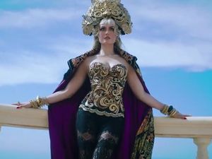 Foto: Lebih Dekat dengan Gaya Agnez Mo di Video Klip Long As I Get Paid