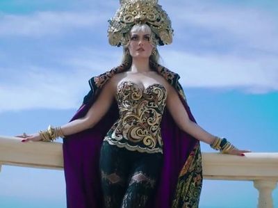 Foto: Lebih Dekat dengan Gaya Agnez Mo di Video Klip Long As I Get Paid