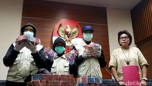 Foto: Bergepok-gepok Duit Bukti Dugaan Suap Wali Kota Cilegon