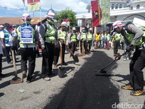 Polantas di Aceh Jalan Kaki 100 Km untuk Tambal Jalan Polantas di Aceh Jalan Kaki 100 Km untuk Tambal Jalan