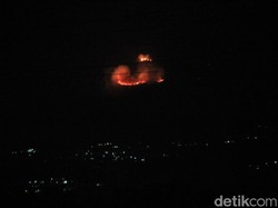 Petugas Kesulitan Tembus Lokasi Kebakaran Lahan di Gunung Salasih