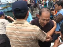 Kapal Pecah Dihajar Ombak, 7 Penumpang Terombang-ambing di Lautan