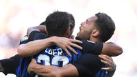 Kemenangan kelima Inter Milan musim ini membawa mereka ke posisi ketiga dengan 16 poin, selisi dua angka dari Napoli dan Juventus yang masih sempurna di puncak klasemen. (Alberto Lingria/REUTERS)