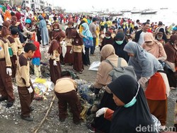 Bersih-bersih Kenjeran, Belasan Ribu Warga Hasilkan 9 Truk Sampah