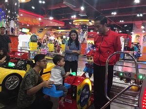 Jokowi Main ke Mal Bersama Cucu di Kelapa Gading