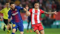 Apalagi Messi dijaga secara khusus oleh Pablo Maffeo. Maffeo, pemain pinjaman Manchester City, mengikuti ke manapun Messi berlari. (Foto: Albert Gea/REUTERS)