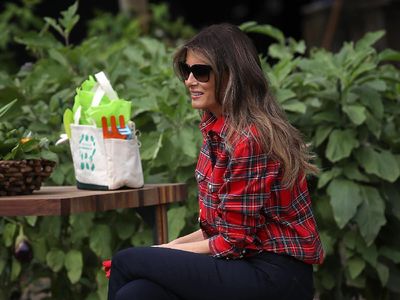 Foto: 7 Gaya Busana Melania Trump yang Paling Kontroversial