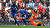 Pertandingan sempat tertunda karena cedera yang dialami kiper Chelsea Thibaut Courtois. Ketika hendak menyongsong bola umpan silang, Courtois bertabrakan dengan Gary Cahill dan jatuh dengan posisi kepala lebih dulu. Untungnya, tidak parah dan dia masih bisa melanjutkan permainan. Foto: Andrew Yates/Reuters