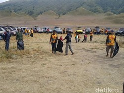 Ratusan Pecinta Mobil SUV Bersih-bersih di Jambore Gunung Bromo