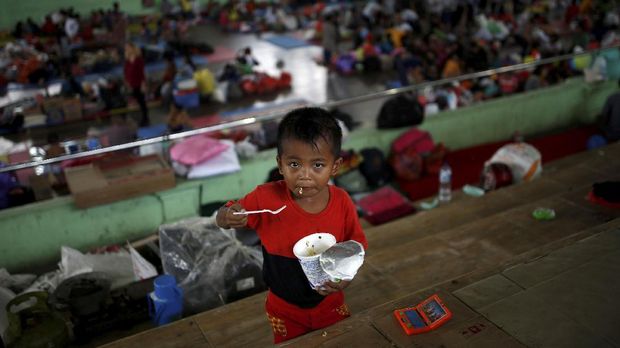 Senyum Ceria dan Canda Tawa Anak-Anak Pengungsi Gunung Agung