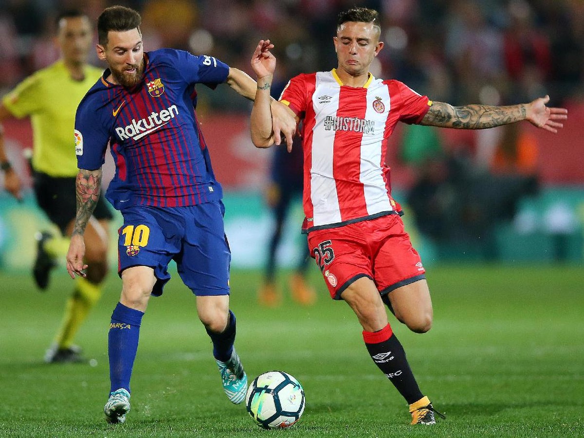 Pemain Girona, Pablo Maffeo, saat menjaga bintang Barcelona, Lionel Messi (Foto: Albert Gea/Reuters)