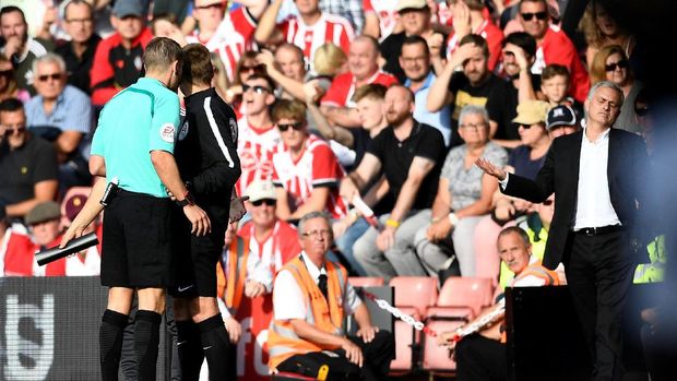 Wasit Craig Pawson mengeluarkan Jose Mourinho setelah mendapat aduan dari asisten wasit Mike Jones.