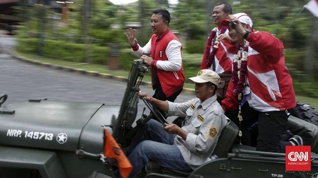 Imam Nahrawi saat mengarak atlet Indonesia di ASEAN Paragames 2017. (CNN Indonesia/Arby Rahmat Putratama)