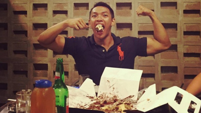 Badan Berotot dengan Tiga Loyang Pizza Badan Berotot dengan Tiga Loyang Pizza