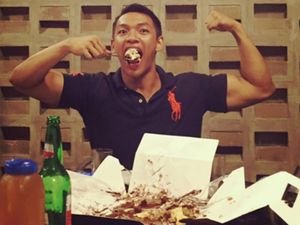 Badan Berotot dengan Tiga Loyang Pizza