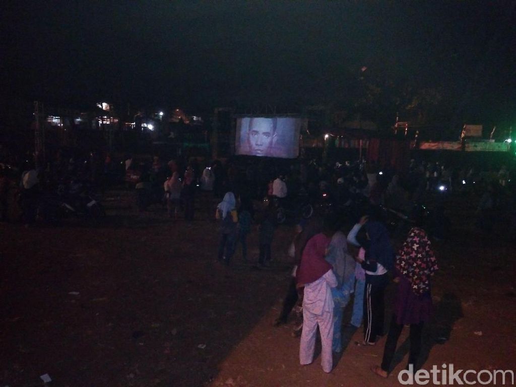 Seribuan Warga Cibatu Garut Nobar Film G30S/PKI di Alun-alun