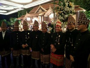 Saat Sekjen Partai Menerima Tamu di Pernikahan Putra Ketua MPR