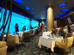 Romantis! Bersantap di Restoran Bawah Laut yang Cantik di RWS Ini