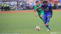 Essien kembali jadi ancaman untuk tim tamu. Tendangannya meneruskan umpan Febri Hariyadi di menit ke-60 masih membentur tiang gawang.