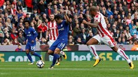 Pasukan Antonio Conte mengambil kendali permainan. Spanyol kedua, Pedro Rodriguez, gantian membobol gawang The Potters guna membawa Chelsea memimpin dua gol saat turun minum. Foto: Craig Brough/Action Images via Reuters