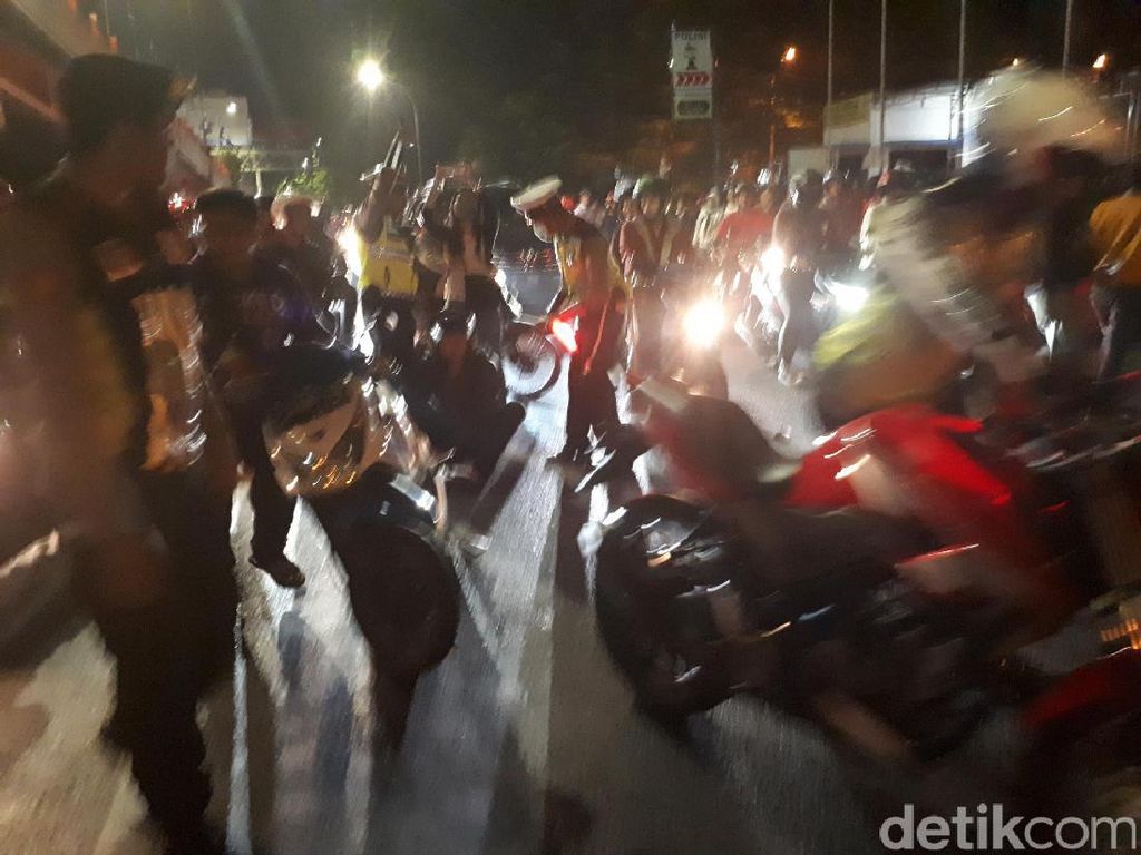 Modus Pemotor Hindari Razia Polisi di Pos Lantas Mayangkara