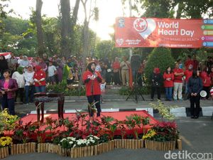 Kampanyekan Hari Jantung, Risma Ajak Warga Surabaya Bersepeda Kampanyekan Hari Jantung, Risma Ajak Warga Surabaya Bersepeda