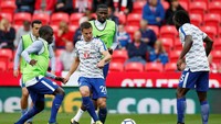 Chelsea mendekati pertandingan di Stadion Bet365, Sabtu (23/9/2017), dengan modal kemenangan besar dengan skor 5-1 di Piala Liga tengah pekan. The Blues ingin kembali ke jalur kemenangan usai seri tanpa gol dengan Arsenal di pekan kelima. Foto: Andrew Yates/Reuters