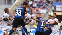 Inter akhirnya mampu bikin gol di menit ke-88 ketika korner Joao Mario ditanduk Danilo DAmbrosio ke gawang Mattia Perin (Alberto Lingria/REUTERS)