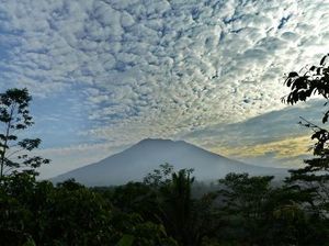 Pemprov NTB Siapkan Bantuan Siaga Gunung Agung Pemprov NTB Siapkan Bantuan Siaga Gunung Agung