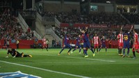 Tapi gol bunuh diri Aday Benitez di menit ke-17 mulai membuka celah untuk Barcelona. Benitez membelokkan sepakan Jordi Alba ke dalam gawang. (Foto: Albert Gea/REUTERS)