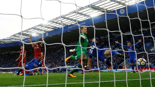 Gol Shinji Okazaki di akhir babak pertama memperpanjang napas Leicester City.