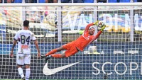 Kiper Inter Milan, Samir Handanovic, terbang menyelamatkan gawangnya dari peluang yang didapat Genoa (Alberto Lingria/REUTERS)