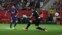 Luis Suarez memastikan Barcelona menang 3-0 lewat golnya di menit ke-69. (Foto: Albert Gea/REUTERS)