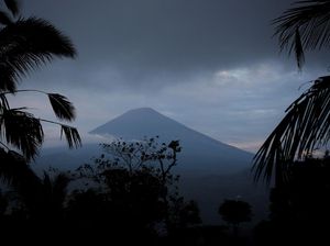 Cemas di Tengah Status Awas Gunung Agung