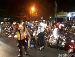 Brutal! Ulah Pemotor Hindari Razia di Surabaya