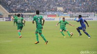 Dalam laga yang berlangsung di Stadion Si Jalak Harupat, Minggu (24/9/2017), Persib tertinggal lebih dulu. Paulo Sergio melepaskan sepakan keras dari luar kotak penalti dan tak kuasa dihentikan Muhammad Natshir.