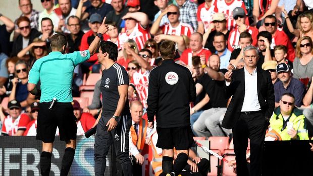 Jose Mourinho sudah cukup akrab dengan sanksi indisipliner.