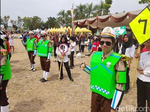 HUT Polantas Cianjur, Karnaval Pelajar Berkostum Unik Hibur Warga